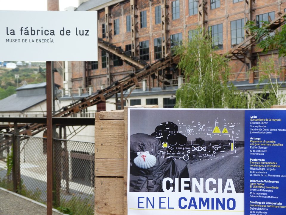 Información del ciclo 'Ciencia en el Camino' junto al Museo de la Energía de Ponferrada.