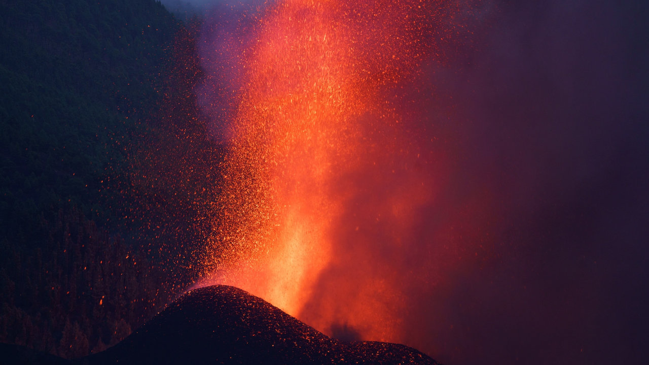  El volcán vivió ayer su segundo día de erupción en La Palma. 