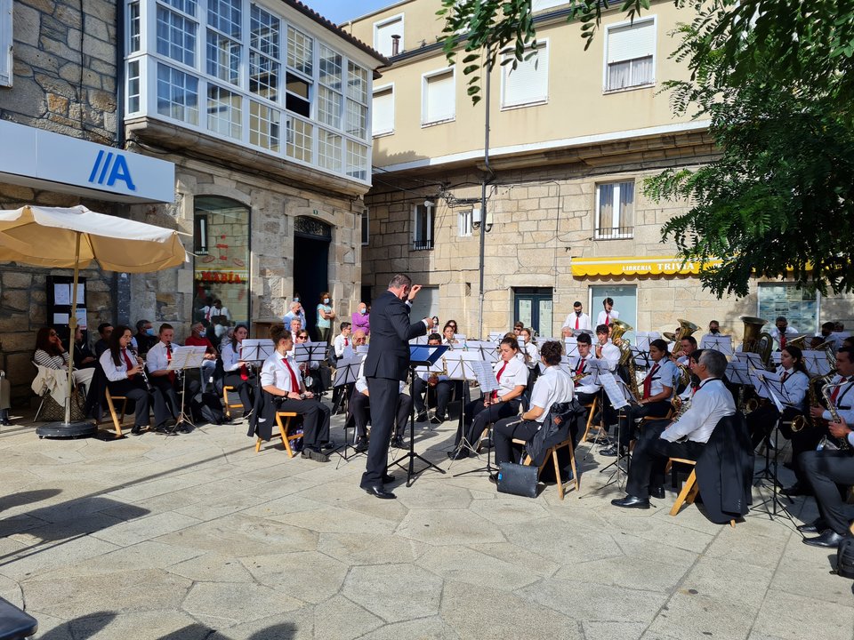 La Banda de Música de Celanova en su concierto en la Praza do Pilón (Trives). (R.M.)