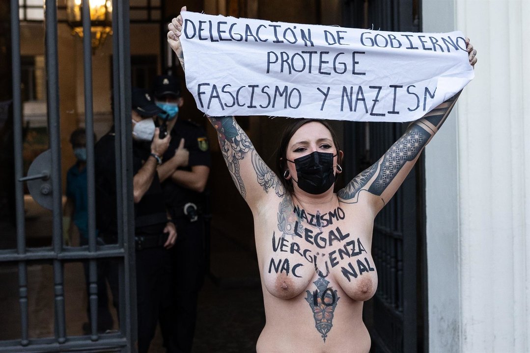 Manifestación de Femen para protestar contra la manifestación homófoba de neonazis en Chueca.  EFE/Rodrigo Jiménez