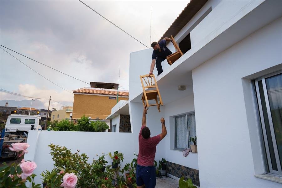 Varias personas se llevan enseres de sus viviendas en La Palma (EFE).