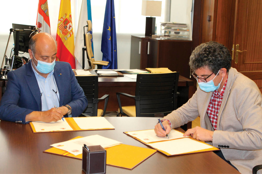 José Antonio Quiroga y Álvaro Vila firman el protocolo.