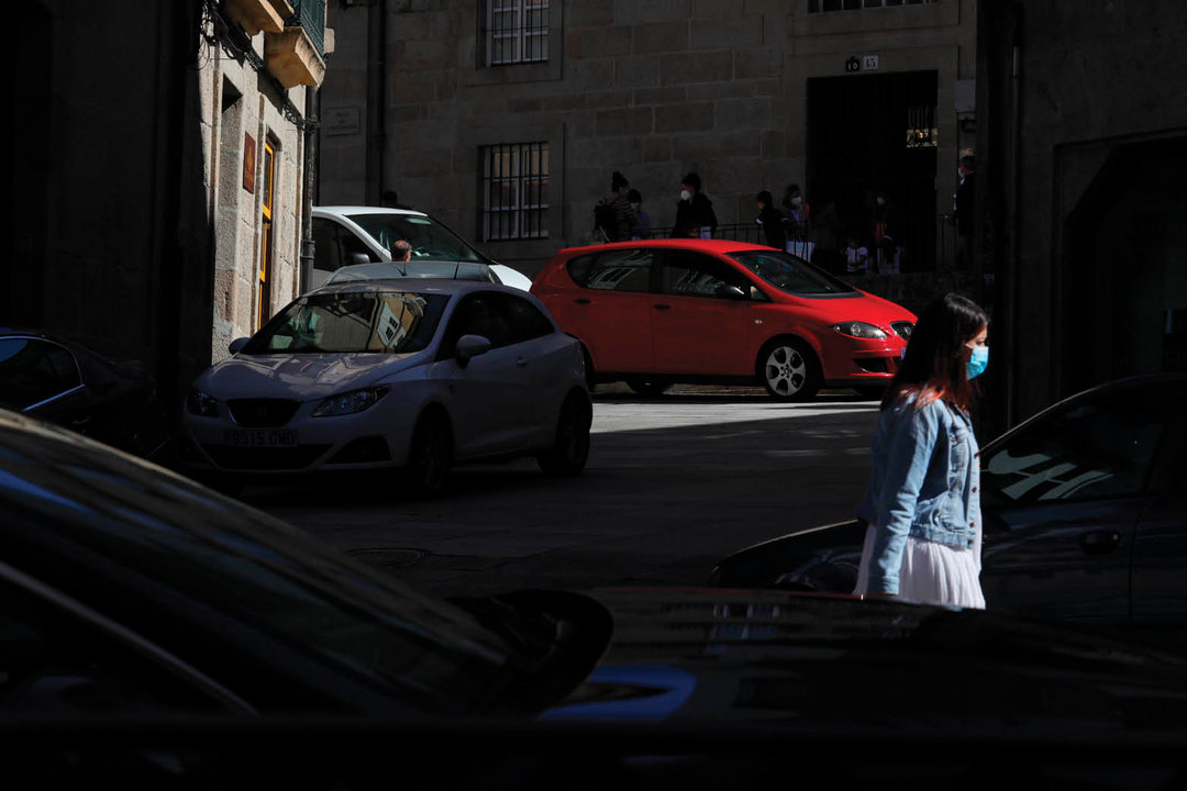 Los coches estacionados en el casco histórico dificultaban ayer el tránsito de los peatones (JOSÉ PAZ).