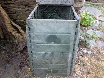 Un compostador para fabricar fertilizante casero. (Archivo)