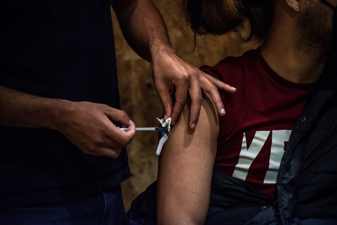  Un hombre es vacunado en el recinto ferial de Expourense. 