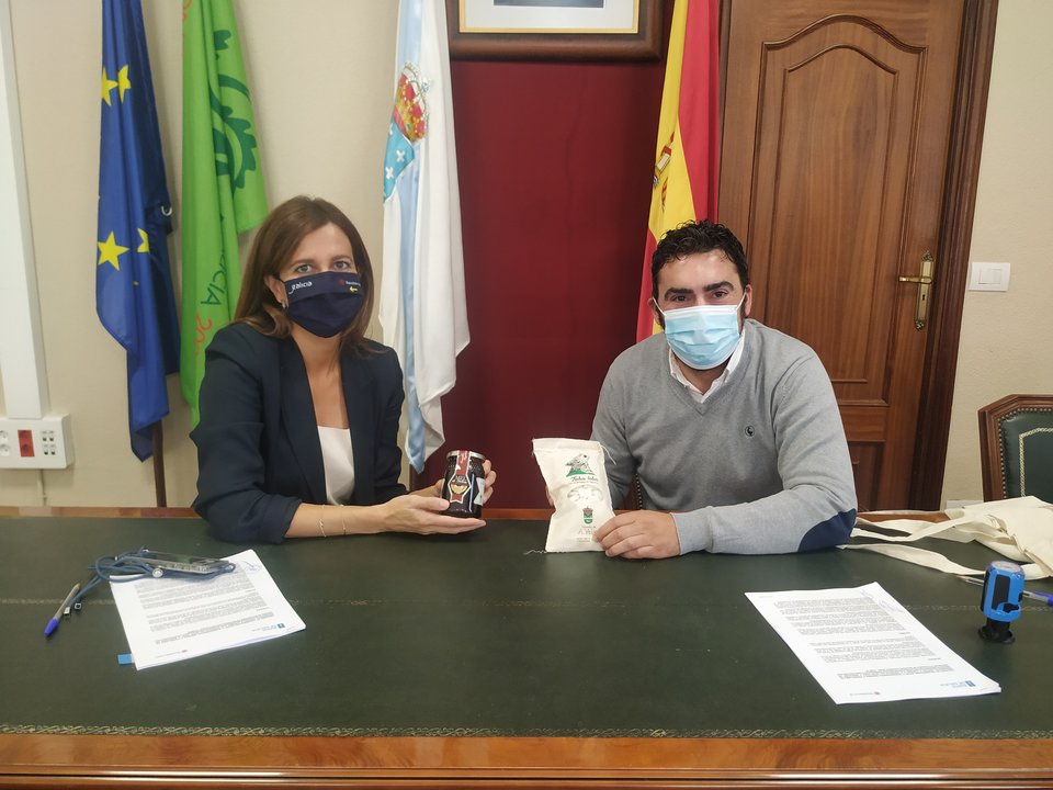 Natalia Prieto y Juan Anta muestran productos de A Veiga. (J.C.)