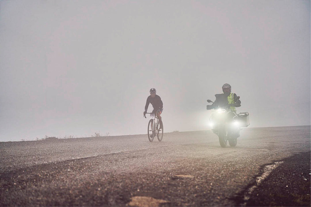 Uno de los ciclistas en un tramo con niebla.