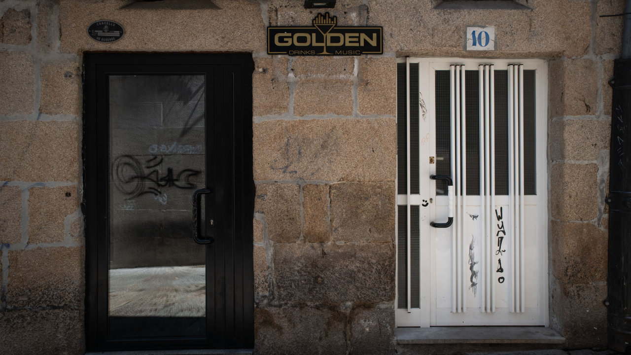 Fachada del Pub Golden en Ourense. ÓSCAR PINAL.