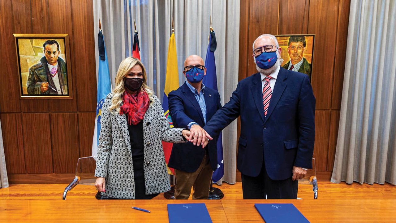 Susana González, Manuel Baltar y Mariano Gómez-Ulla, en la firma del convenio.