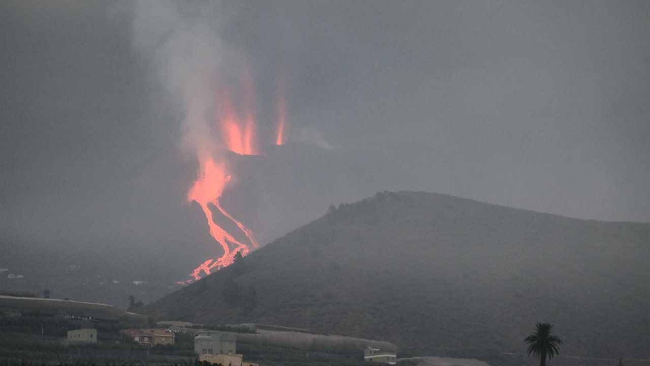 Vista del los ríos de lava que descienden por la ladera del volcán en La Palma. EFE/Ángel Medina G.