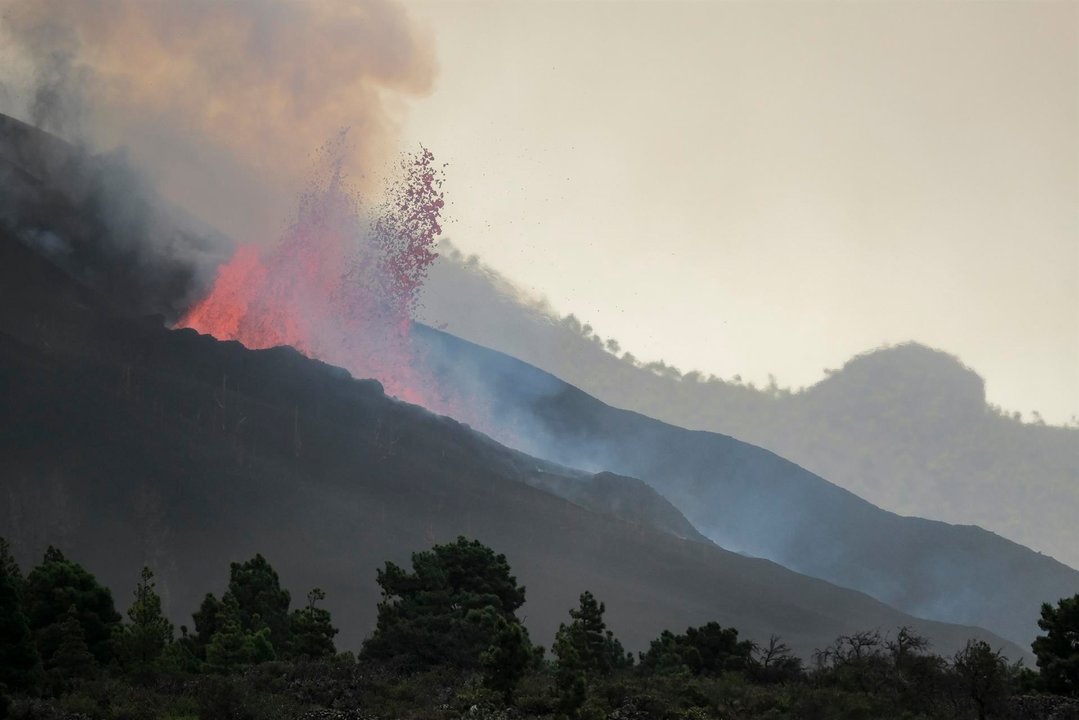La erupción volcánica de La Palma continúa activa este martes