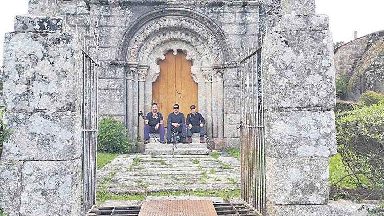 Portada de la iglesia románica de San Martiño de Nogueira de Ramuín.