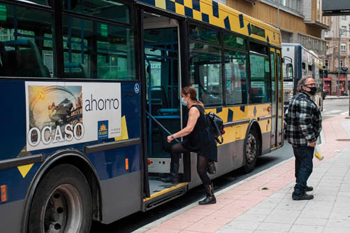 Una usuaria accede al autobús urbano (ÓSCAR PINAL).