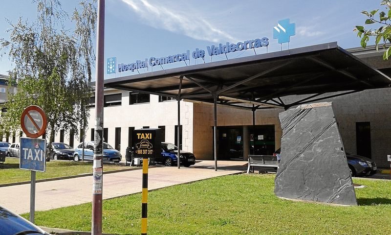 Fachada del Hospital Público de Valdeorras. (Archivo)