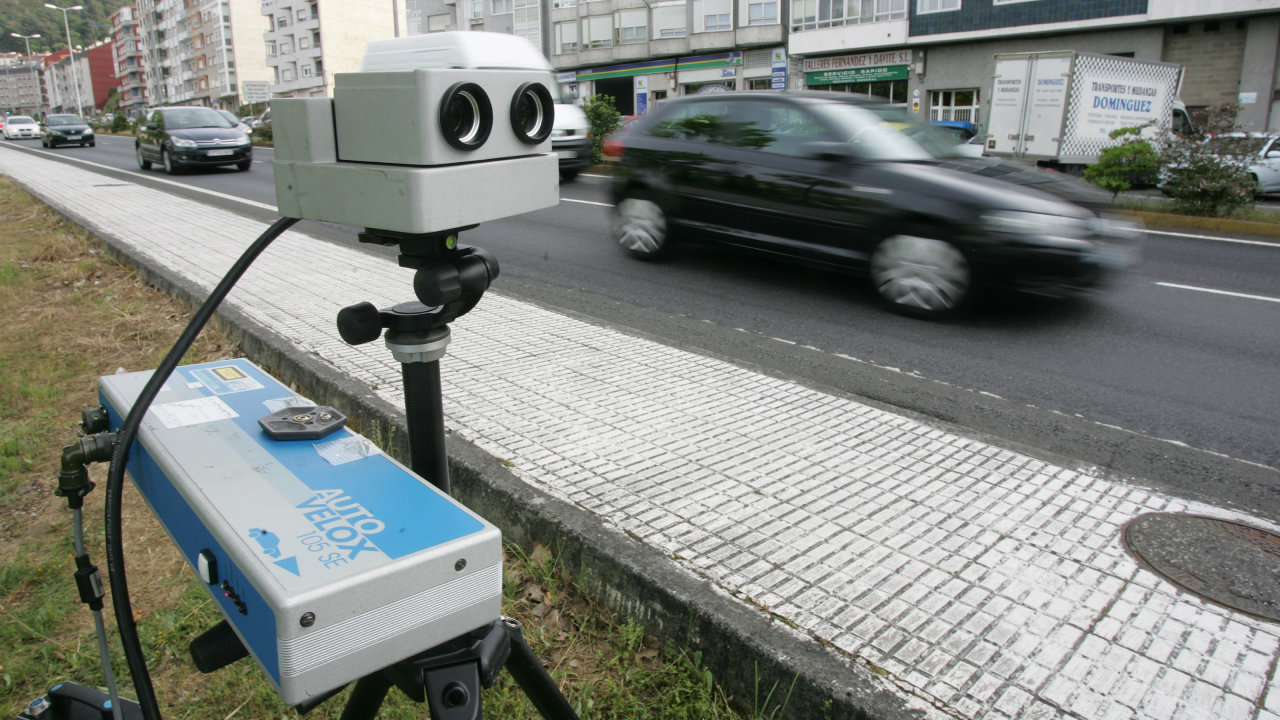 Prueba de radar en una calle de Ourense. ARCHIVO
