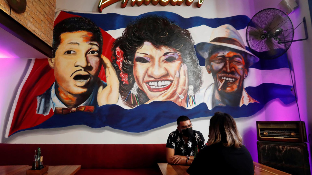 Una pareja conversa dentro de un restaurante en La Habana. EFE/Ernesto Mastrascusa