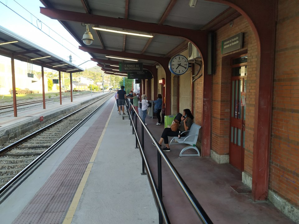Usuarios esperando en la estación de O Barco. (J.C.)
