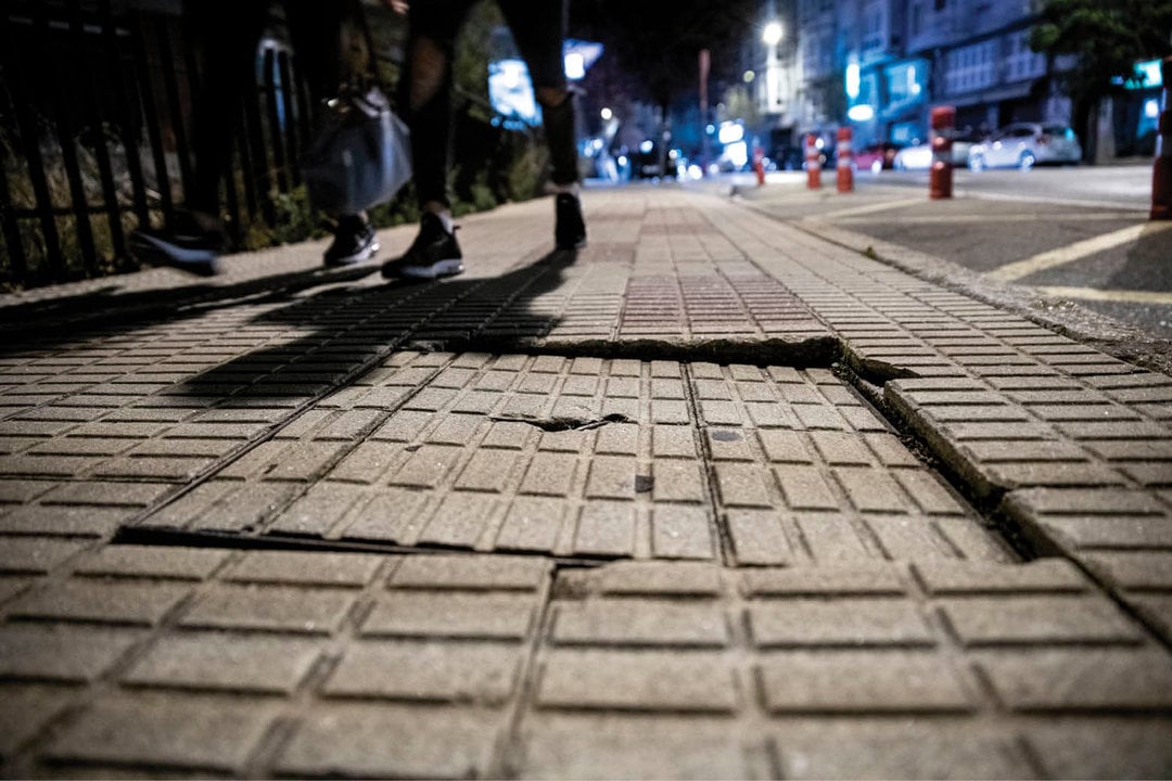 Mal estado de las aceras en la rúa Pena Trevinca, con balsosas a distintos niveles (ÓSCAR PINAL).