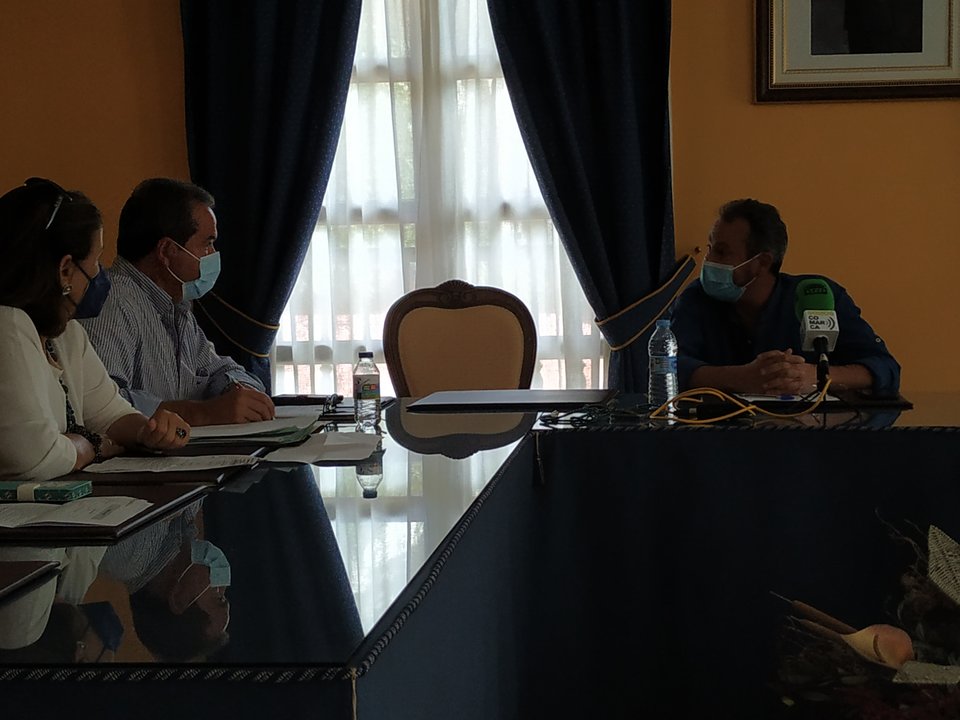 José Pinto y Enrique Álvarez, debatiendo la bajada del IBI. (J.C.)