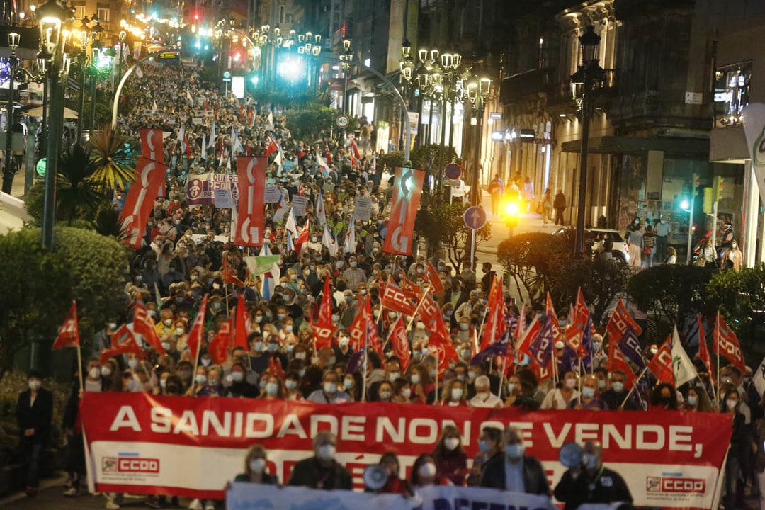 <p> Los manifestantes tardaron un hora en llegar desde la Plaza de España hasta la Farola de Urzaiz. </p>