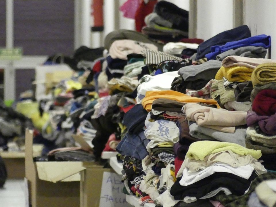 Almacén de ropa donada a los afectados por el volcán en La Palma. EFE/Miguel Calero