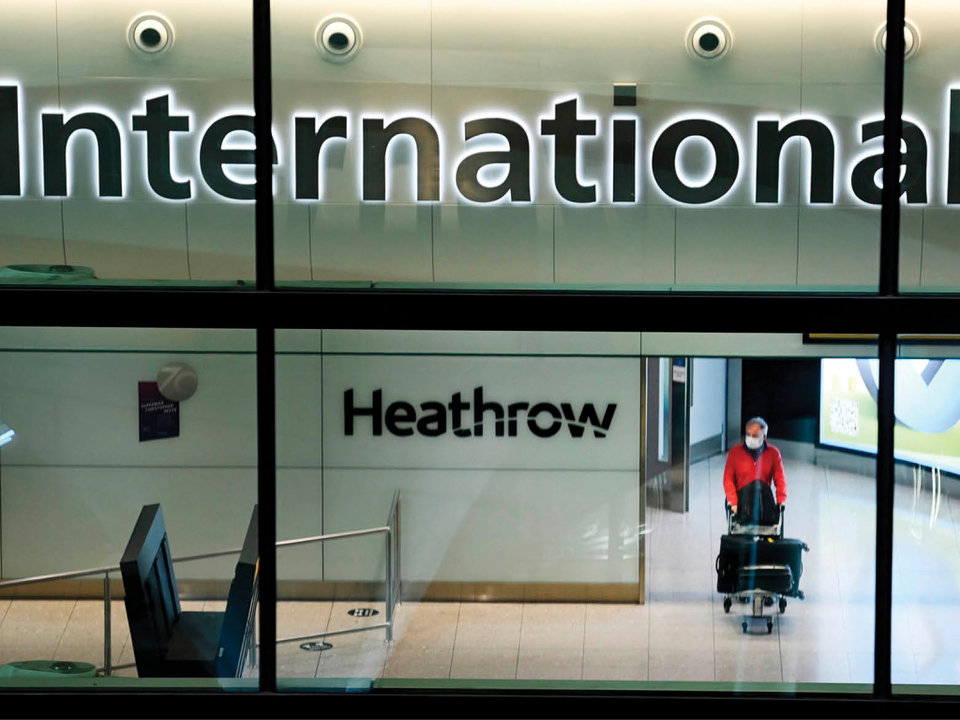 <p> Un viajero llega al aeropuerto británico de Heathrow, en Londres. </p>