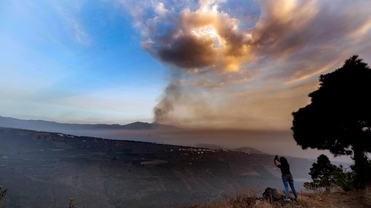 La densa capa de humo y cenizas emitidas por el volcán de Cumbre Vieja cubre todo el Valle de Aridane, en La Palma. EFE/Miguel Calero