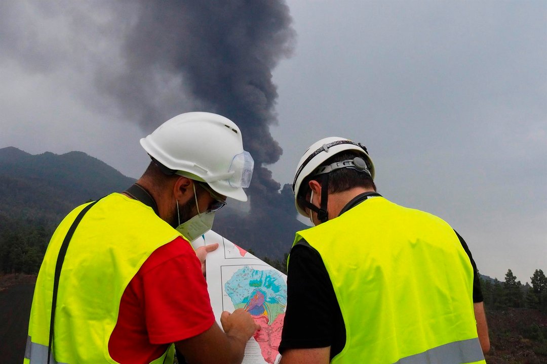 El trabajo que científicos e investigadores está resultando clave en la gestión de la crisis del volcán de Cumbre Vieja. EFE/Beldad