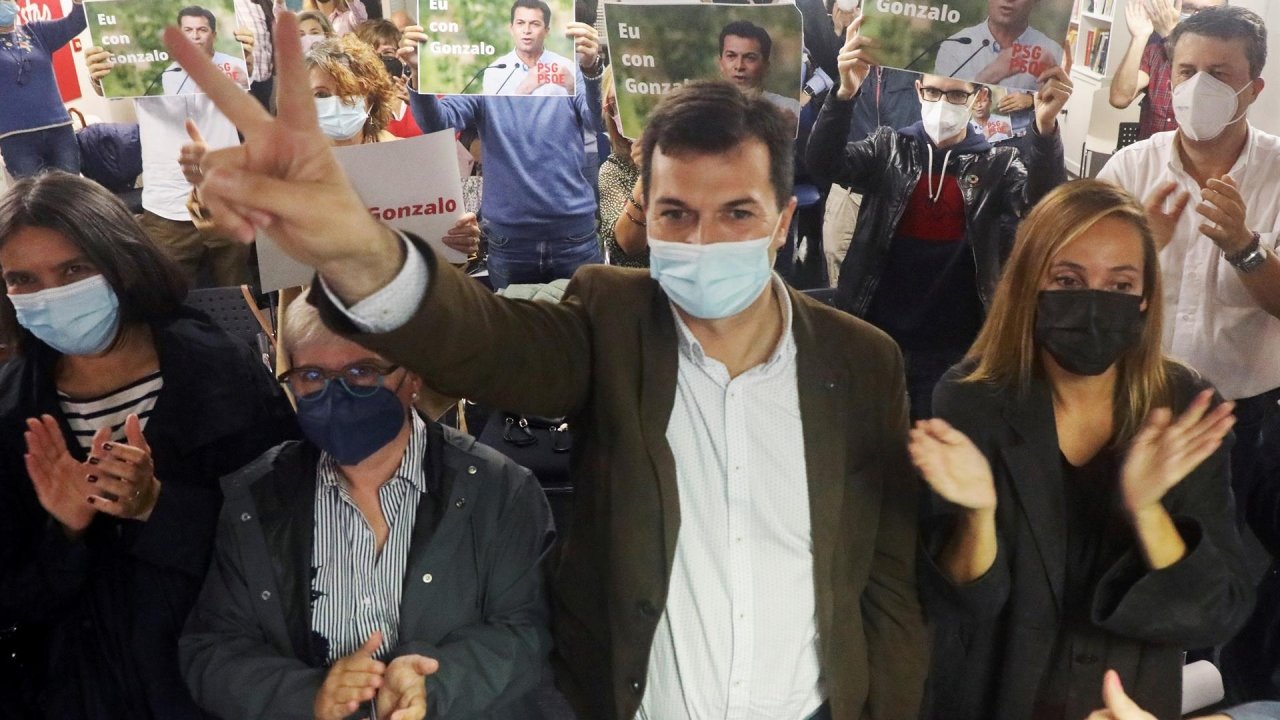 Gonzalo Caballero en un acto con militantes en Santiago de Compostela