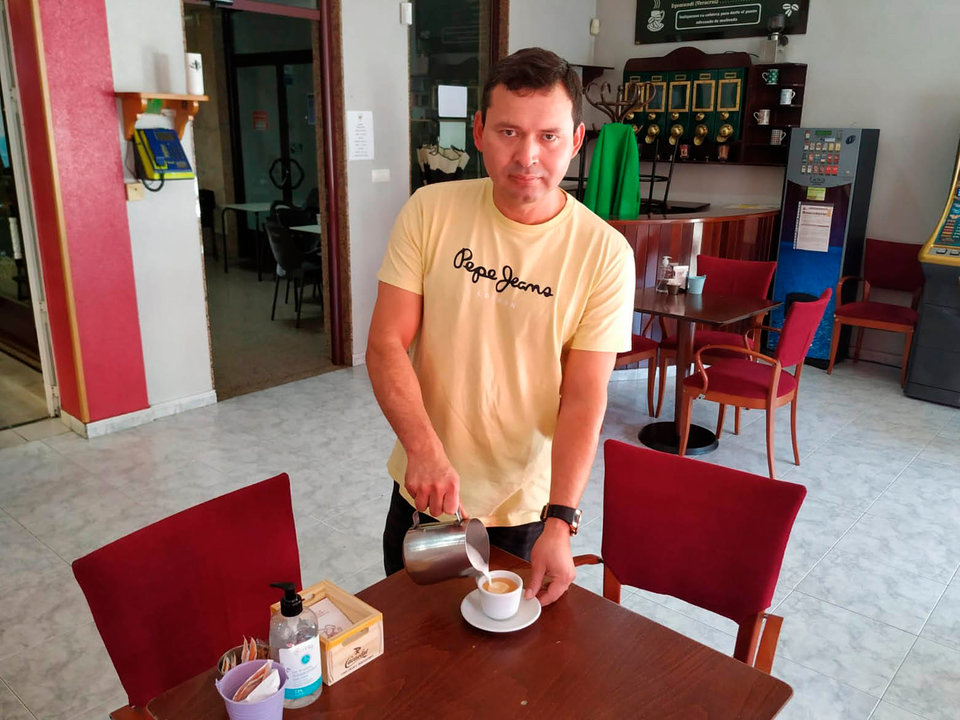 Josue Soria sirve un café en El Cafetín, en O Barco.