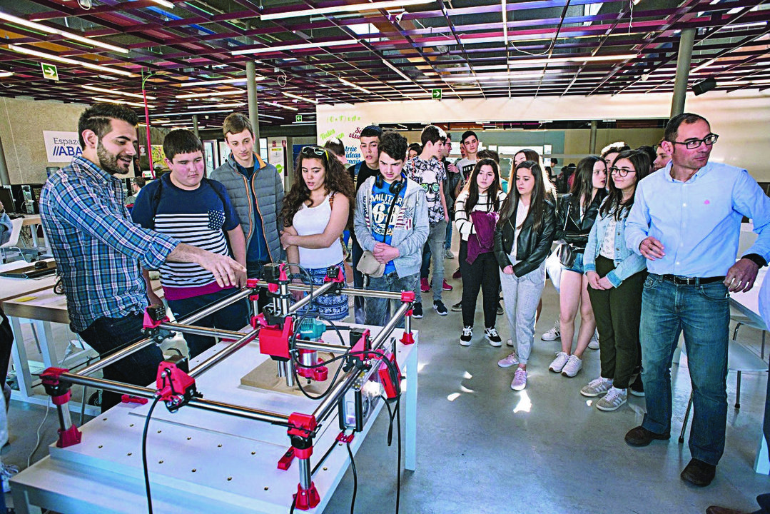 Escolares en una actividad sobre impresión 3D en La Molinera, en 2018. // Óscar Pinal