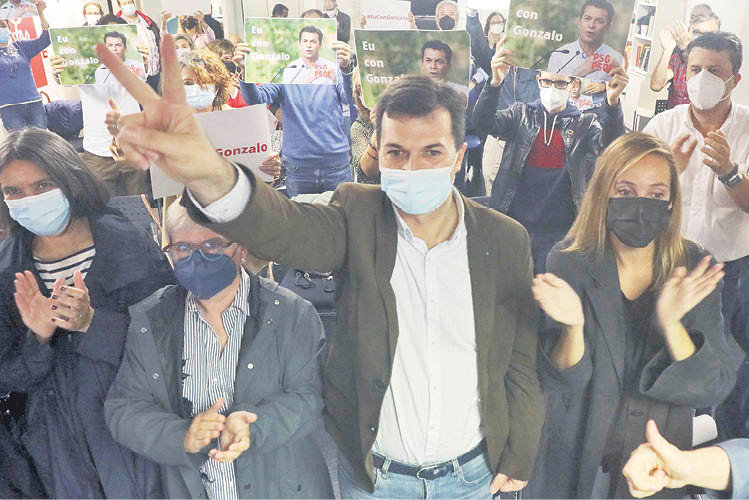 <p> Gonzalo Caballero, durante un acto con militantes del partido ayer en Santiago. </p>