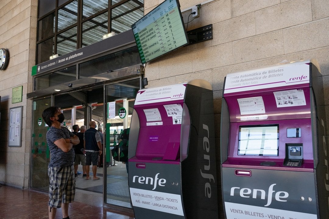Máquinas de venta de billetes de tren, en la estación de Ourense.
