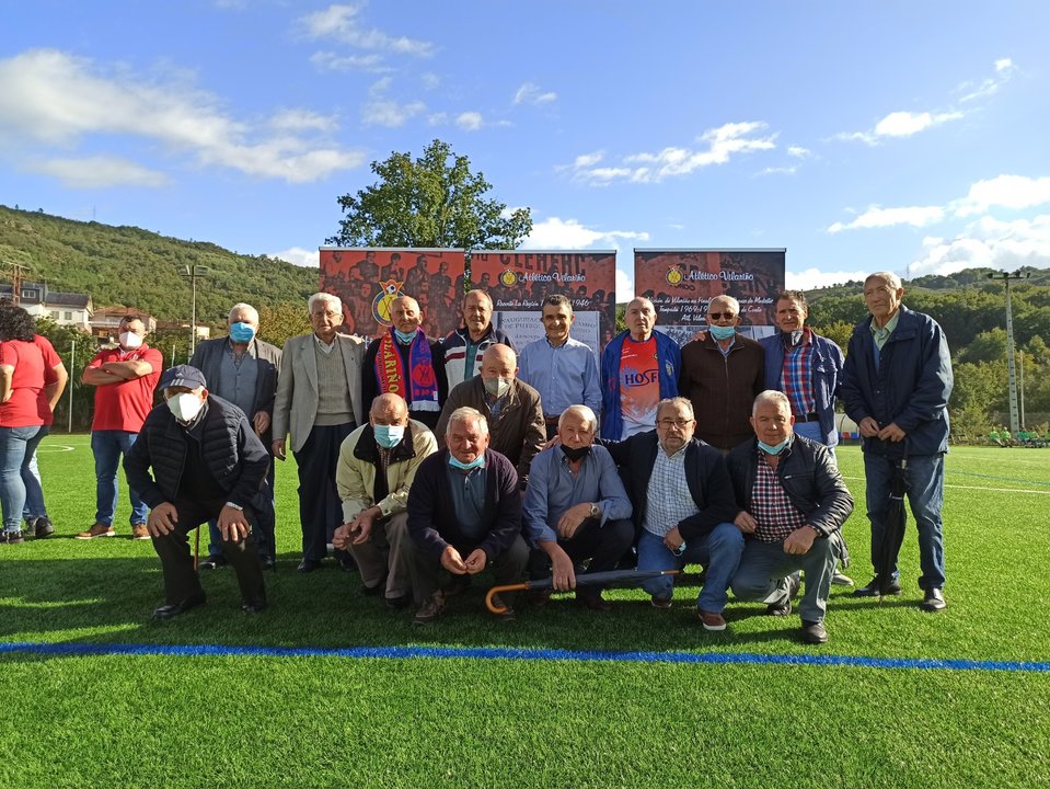 Algunos de los jugadores históricos del Atlético Vilariño, durante el acto de homenaje al club por su 75 aniversario.