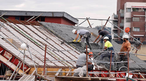 <p> Un grupo de trabajadores de la construcción hormigona un tejado en Bilbao. </p>