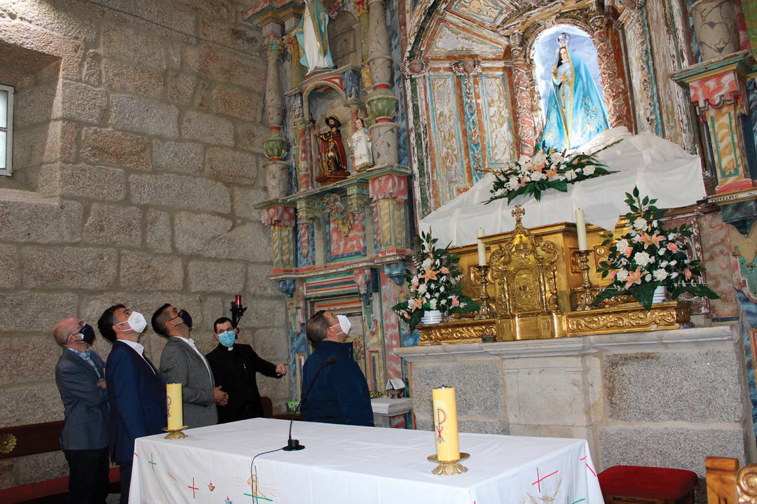 Gabriel Alén y Avelino Pazos atienden las explicaciones sobre el retablo mayor de Santa María.