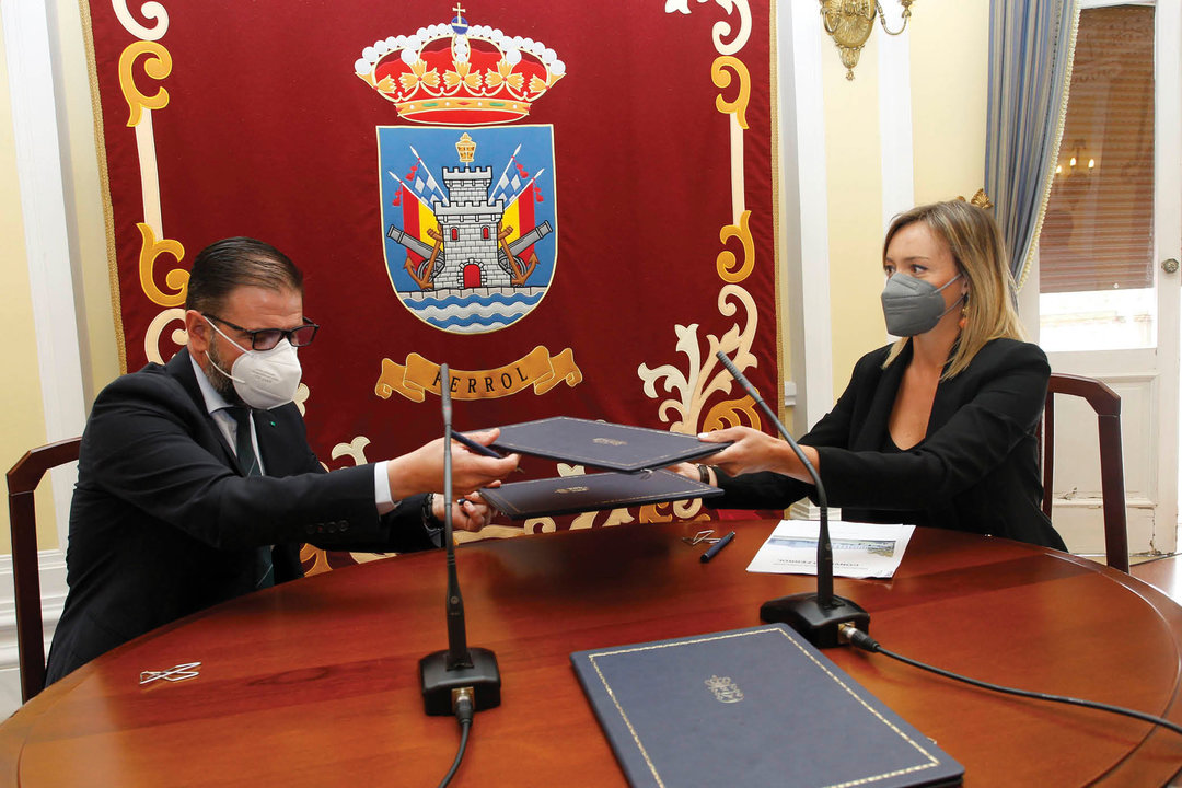 Ángel Mato, alcalde de Ferrol, firma el convenio con Fabiola Martínez, conselleira de Política Social, para arrancar el proyecto de la residencia.