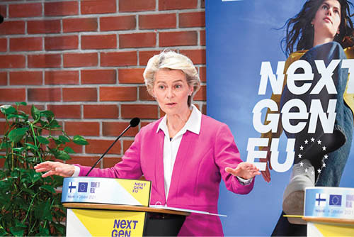 <p> La presidenta de la Comisión Europea, Ursula Von der Leyen, en una rueda de prensa en Helsinki. </p>