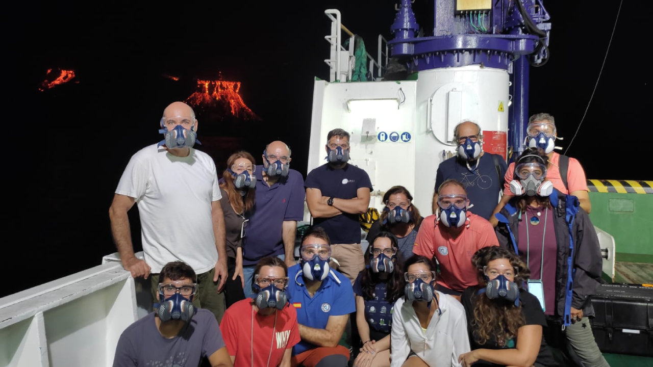 Foto del equipo de científicos del “Ramón Margalef”, tras el final de campaña.