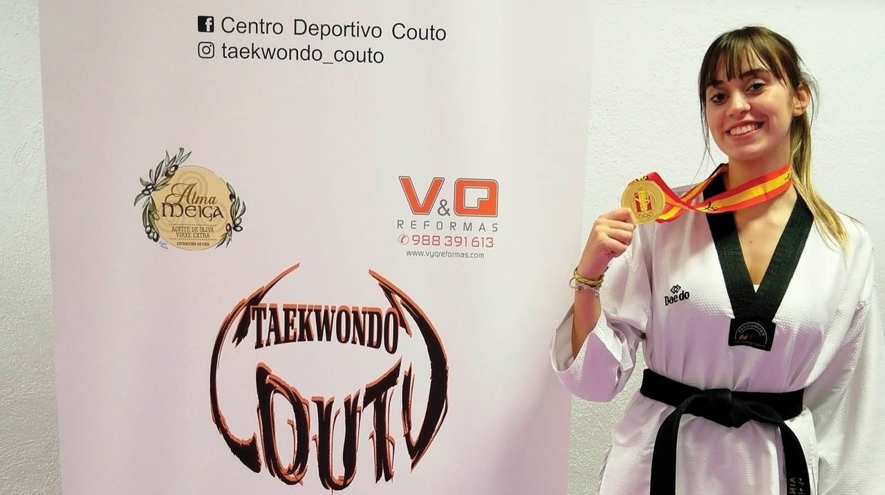 Ainoha García, feliz con su medalla de oro.