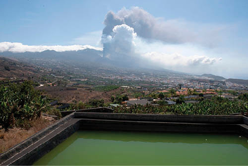 lmagen tomada desde Los Llanos de Aridane del volcán de la isla canaria de La Palma (EFE).