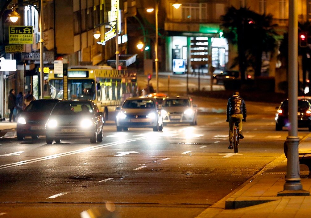 Ourense. 26/02/18. Reportaje de bicis con iluminación trasera por motivo de una multa a un ciclista por este tipo de iluminación. En la foto un ciclista en el centro de Ourense.
Foto: Xesús Fariñas