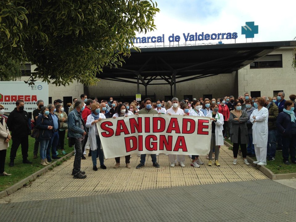 Concentración frente al Hospital Público de Valdeorras.