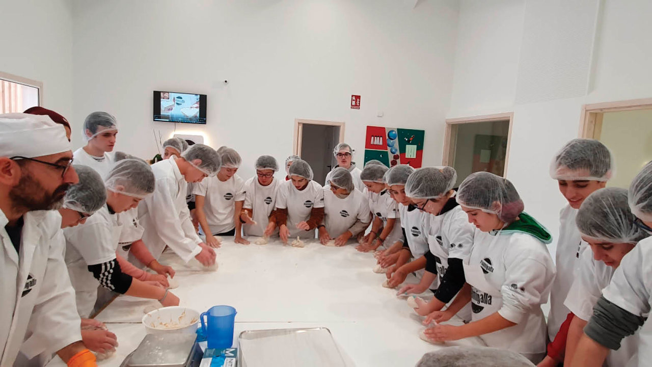 Escolares del Colegio 12 de Octubre participando en el taller de elaboración del pan.