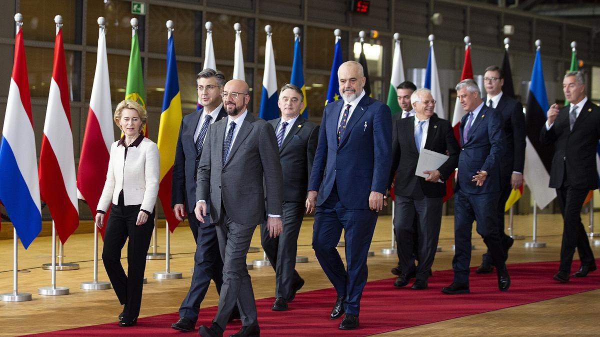<p> Von der Leyen y Charles Michel encabezan la delegación de los líderes de los países balcánicos. </p>