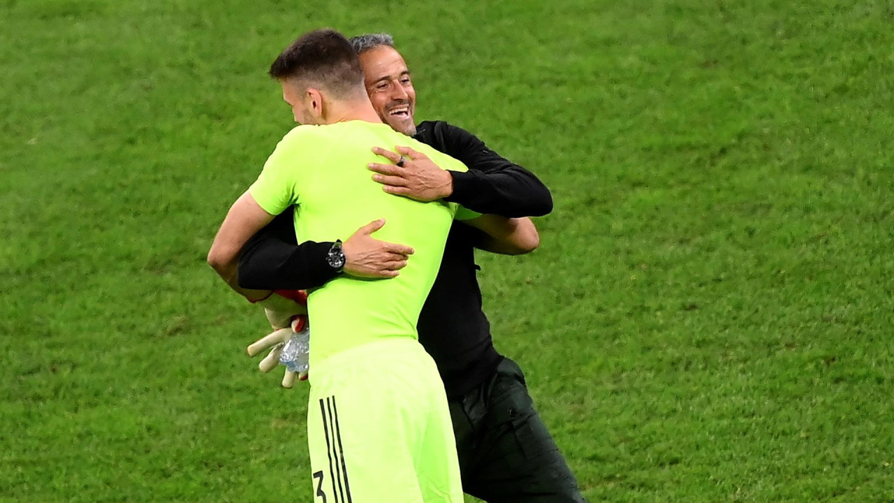 Luis Enrique abraza a Unai Simón tras la victoria en el Italia - España. EFE/EPA/Marco Betorello
