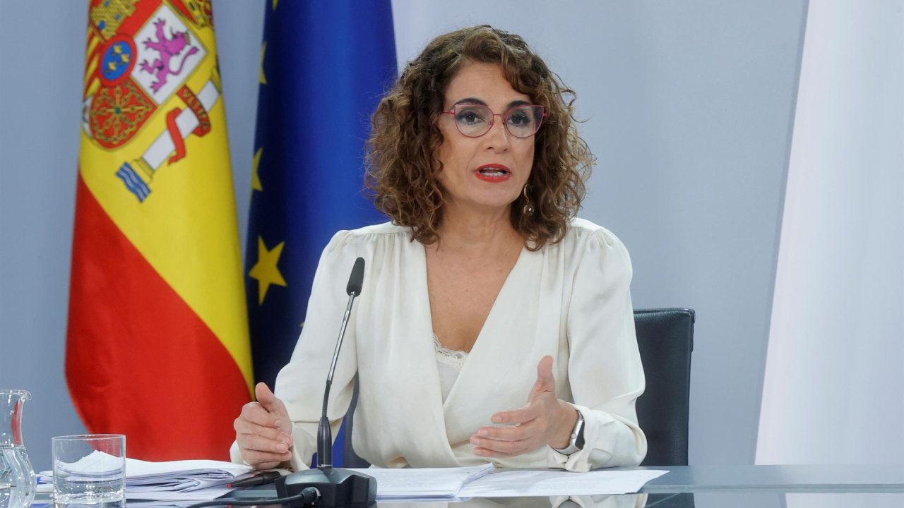 La ministra de Hacienda, María Jesús Montero, en la rueda de prensa posterior al Consejo de Ministros. EFE/Zipi