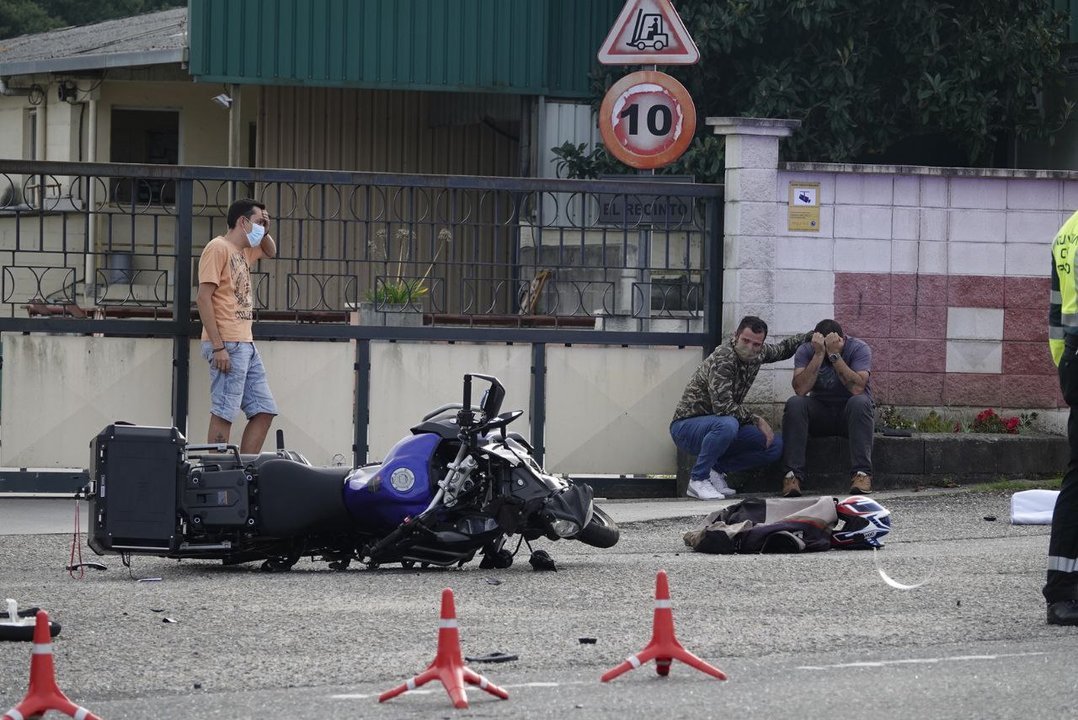 Fallece una mujer al salir despedida de una moto tras chocar en Ponteareas. // Vicente Alonso