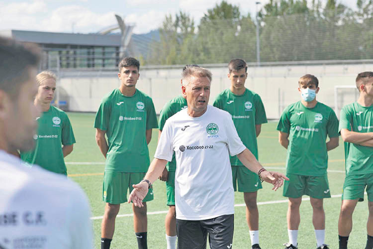 El técnico del Pabellón, Peluso, se dirige a sus jugadores en el Miguel Ángel (XESÚS FARIÑAS).