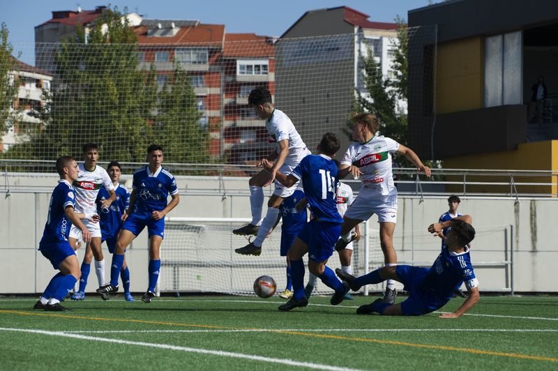 Ourense 10/9/21
Partido de fútbol juvenil en Os Remedios
Pabellón-Covadonga

Fotos Martiño Pinal